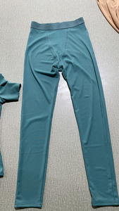 ग्रीष्मकालीन कस्टम लाउंज महिलाओं के कपड़ों 2023 ठोस बुना हुआ रिबन दो टुकड़े सेट महिला लघु आस्तीन स्किनी लेगिंग पैंट सेट - Product Image 6