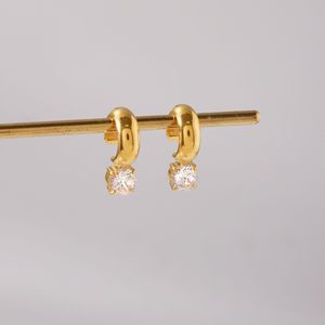 Pendientes de Clip de Acero Inoxidable con Oro de 18K y Circonita Blanca Redonda con Engaste de Garra para Uso Diario - Product Image 4
