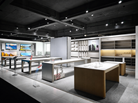 Vitrine d'exposition numérique personnalisée avec grande table d'expérience pour la vente au détail, idéale pour les produits électroniques grand public et les magasins mobiles