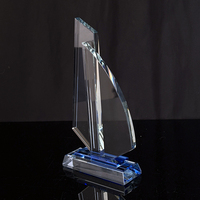 Trophée en verre de cristal optique en forme de bateau à voile personnalisé avec MH-NJ0384 de base bleue