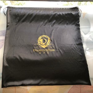 Bolsa de Regalo de Seda Negra con Logotipo Personalizado Impreso en Flexografía para Empacar Ropa, Bolsa de Embalaje con Cordón de Seda Súper Suave - Product Image 6