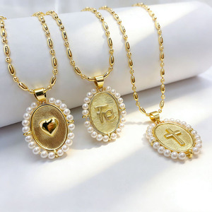 Collier pendentif NM1416 plaqué or 18 carats avec portrait de la Vierge Marie couronnée d'une perle, en forme de cœur ovale et croix, pour femme - Product Image 2