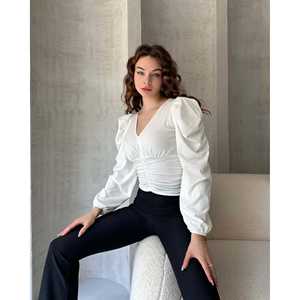 Chemise élégante pour femmes en crêpe à col en V avec détail drapé, blanche, manches longues, coupe élastique, à porter au quotidien - Product Image 1