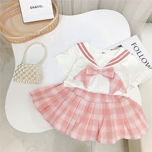 Set di Abbigliamento per Bambine con Top con Fiocco Stile Marinaio e Gonna Plissettata a Quadri Rosa - Product Image 5