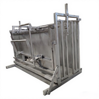 Cage de retournement robuste pour ovins avec attrape-bétail pour une manipulation efficace des chèvres et des moutons, équipement doté d'un dispositif de compression