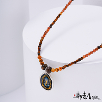 Collier ethnique bohème tendance en perles de cristal naturel œil de tigre avec pendentif ovale en émail et accent argenté pour femme – Idéal comme cadeau