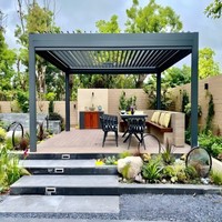 Pergola en aluminium avec toit rétractable et système de puits de lumière pour des espaces de vie extérieurs élégants