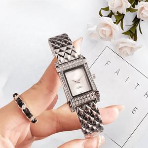 Reloj de Diseñador de Marca con Logotipo Personalizado, Reloj Cuadrado de Lujo para Mujer con Incrustaciones de Diamantes, Correa Acolchada Dorada, Esfera Verde, Relojes de Moda - Product Image 2