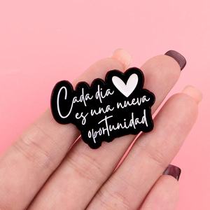 Chaque jour est une nouvelle opportunité – Broche créative en forme de lettre espagnole, badge en forme de lettre anglaise, médaille, accessoires vestimentaires - Product Image 1