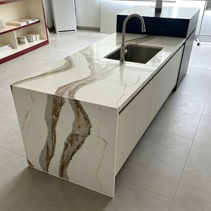 Îlot de cuisine personnalisé en quartz blanc <span class=keywords><strong>avec</strong></span> évier et tiroirs intégrés, bord cascade, design de meuble moderne OEM, grand espace de rangement - Product Image 1