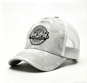 Gorra Trucker Blanca Personalizada con Camuflaje, 5 Paneles de Malla, Gorra de Béisbol Unisex con Logotipo Urbano y Cierre Ajustable - Product Image 2