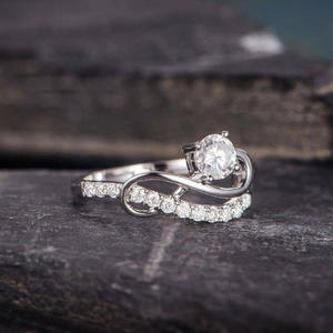 Anello di Fidanzamento da Donna in Oro Bianco con Diamante Taglio Brillante Rotondo Colore D Naturale e Pietre Laterali - Product Image 3