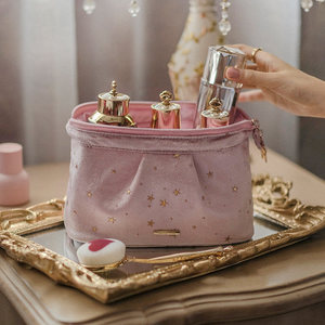 Grande trousse de toilette en velours avec séparation sec/humide pour le rangement de maquillage en voyage, design portable et organisé - Product Image 2