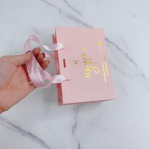 Sac en papier rose de luxe avec logo personnalisé en feuille d'or pour l'emballage de bijoux, de cosmétiques et de lunettes, avec poignée en ruban - Product Image 6