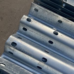 Trave di traffico AASHTO M180 Guardrail autostradale zincato a caldo Q355B W barriere di traffico del fascio - Product Image 1