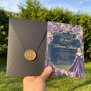 Invitación de Quinceañera XV de Lujo en Acrílico Transparente con Detalles en Dorado y Gris Oscuro, Rosas Púrpuras y Sello de Cera con Impresión Personalizada - Product Image 1
