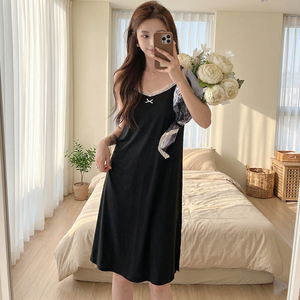 Robe de nuit élégante coupe trapèze style français avec soutien-gorge intégré, détail nœud, col en V sexy, bordure en dentelle, vêtement de nuit ajusté, tenue décontractée - Product Image 1