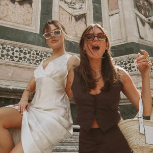 Vestido de Mujer Elegante y Moderno con Estampado de Puntos Personalizado, en Blanco, con Encaje, de Alta Calidad, Satinado, con Hombros Caídos - Product Image 4