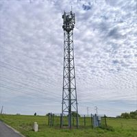 Tour de télécommunication cellulaire triangulaire en acier tubulaire galvanisé à chaud de 30 m pour réseau de station de base de signalisation sans fil