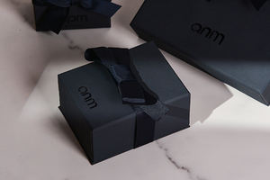 กล่องบรรจุภัณฑ์อัญมณีชุดของขวัญพร้อมริบบิ้นกล่องกระดาษแบบพิเศษลายนูนออกแบบโลโก้ได้ตามต้องการขนาดต่างๆ - Product Image 3