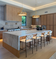 Meubles de cuisine modulaires écologiques en placage de chêne de style américain avec îlot et évier en quartz pour villa