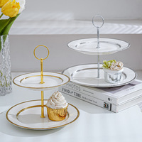 Assiette de service créative de luxe moderne américaine peinte à la main en or avec métal et céramique pour le rangement des collations lors de fêtes et l'utilisation dans le salon