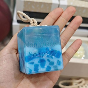 สบู่แฮนด์เมดสีน้ำเงิน สบู่สมุนไพรแบบก้อน บำรุงผิว ทำความสะอาดผิวหน้าและผิวกาย รับผลิตแบบ OEM ขายส่ง - Product Image 1