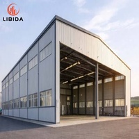 Bâtiment d'atelier en structure métallique, charpente en acier préfabriquée, toit ventilé, usage industriel