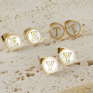 Pendientes de Acero Inoxidable con Letras del Alfabeto Inglés, Pendientes de Concha para Mujer, Estilo Americano, Oro de 18K, Venta al por Mayor - Product Image 4