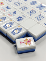 En Stock: Juego de Mahjong de Lujo de 160 Fichas Acrílicas Americanas con Grabado de Porcelana Azul y Blanca de 4 Capas, Diseño Dandy, para Viajes y Navidad.
