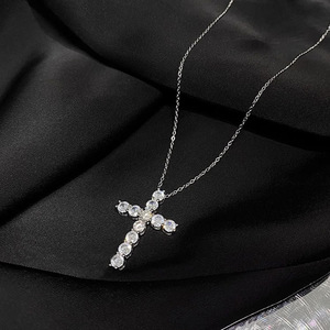 Collana con Ciondolo a Croce per Donne, Catena Scintillante per Clavicola, Gioiello Minimalista per Uso Quotidiano - Product Image 2