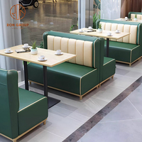 Ensemble de restaurant moderne, table carrée en bois clair, chaises en cuir vert et banquettes assorties pour café, mobilier de salon de thé