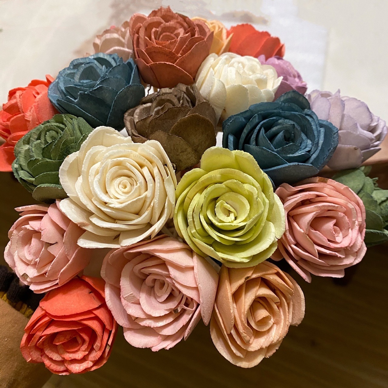 KYSUN 100 Pezzi Decorazioni In Legno Forma di Fiori Non Finiti, Fette di Fiori in Legno, Decorazioni Floreali in Legnoo Vuoto, Dischi in Legnos di
