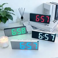 Jam LED Digital Modern Sederhana dengan Alarm, Lampu Malam, Pengaturan Kecerahan, Fitur Snooze, Permukaan Cermin, Operasi Plug-in, Jam Seni Elektronik