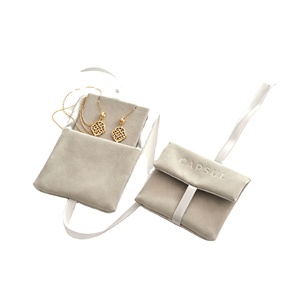 Pochette à bijoux en suède avec insert pour collier, logo personnalisé en relief, prix d'usine - Product Image 1