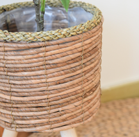 Panier à plantes en jonc de mer tressé style bohème avec support en bois à 3 pieds, doublure en plastique imperméable, décoration intérieure, pot à fleurs, porte-plantes