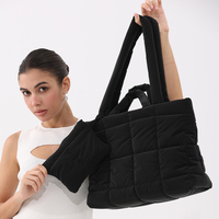 Sac fourre-tout matelassé en nylon imperméable de style élégant pour l'hiver, avec fermeture éclair, grande capacité, design doux et matelassé