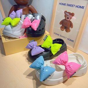 Modevolle glanzende leren strik schoenbedels, DIY zoete & stoere schoenversieringen, universele pasvorm - Product Image 1