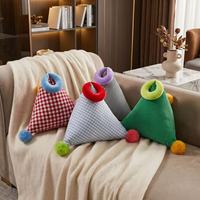Großhandel Dreieckiges Plüschkissen mit Griff und Pompon-Ball, Individuelle Farbe, Moderne Wohndekoration, Zierkissen, Sofadekoration, Geschenk