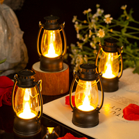 Lanterne LED vintage rétro en plastique style huile, lumière chaude sans flamme, portable, à suspendre, pour intérieur, Noël, Halloween, maison, jardin