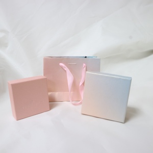Sac en papier rectangulaire de luxe personnalisable, recyclable et compostable avec poignée colorée pour l'emballage de cadeaux et de shopping - Product Image 3