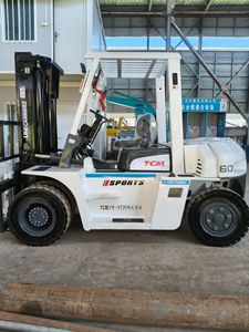 Montacargas Diésel de Segunda Mano de 6 Toneladas, Marca Japan TCM, de Uso Pesado, con Motor de Combustión Interna, en Venta - Product Image 1