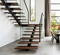 Escalier droit sur mesure de luxe avec poutre centrale dissimulée et marches en marbre/bois pour villa