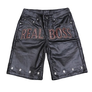 Vêtements de rue personnalisés Shorts pour hommes Conception lourde Rivets en métal Strass Patch en cuir Short en <span class=keywords><strong>jean</strong></span> Jeans <span class=keywords><strong>enduit</strong></span> de cire <span class=keywords><strong>noir</strong></span> - Product Image 1