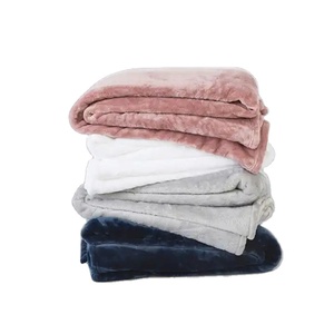 Couverture en flanelle douillette Lux 520gsm, taille King, en fausse fourrure, 100% polyester, écologique, utilisable en toutes saisons - Product Image 1