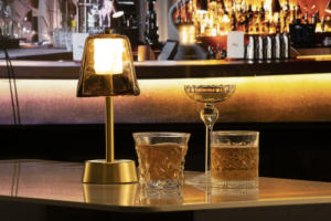 Lampe de table sans fil rechargeable en aluminium en gros & Abat-jour en tissu ou coloré Télécommande Chambre à coucher Pièce de décoration élégante - Product Image 6