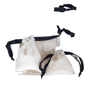 Sac anti-poussière en coton de couleur naturelle à prix avantageux, pochette d'emballage cadeau écologique pour bijoux avec ruban noir - Product Image 1