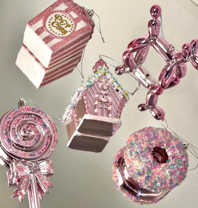 Vente en gros d'ornements de Noël en plastique rose brillant de haute qualité, respectueux de l'environnement, en forme de dessin animé, à suspendre, pour les fêtes de Noël - Product Image 1