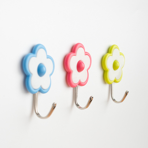 Quatre ensembles de crochets adhésifs résistants, sans perçage, en plastique, imperméables, avec un design floral coloré et créatif, pour la décoration de la chambre à coucher et du salon - Product Image 1