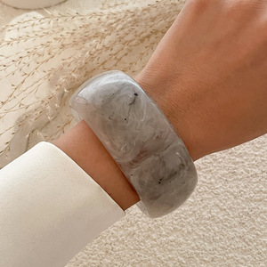 European American Fashion Halb transparentes Armband mit Farbverlauf für Frauen Übertriebene runde, breite Armreif-Lünette - Product Image 5